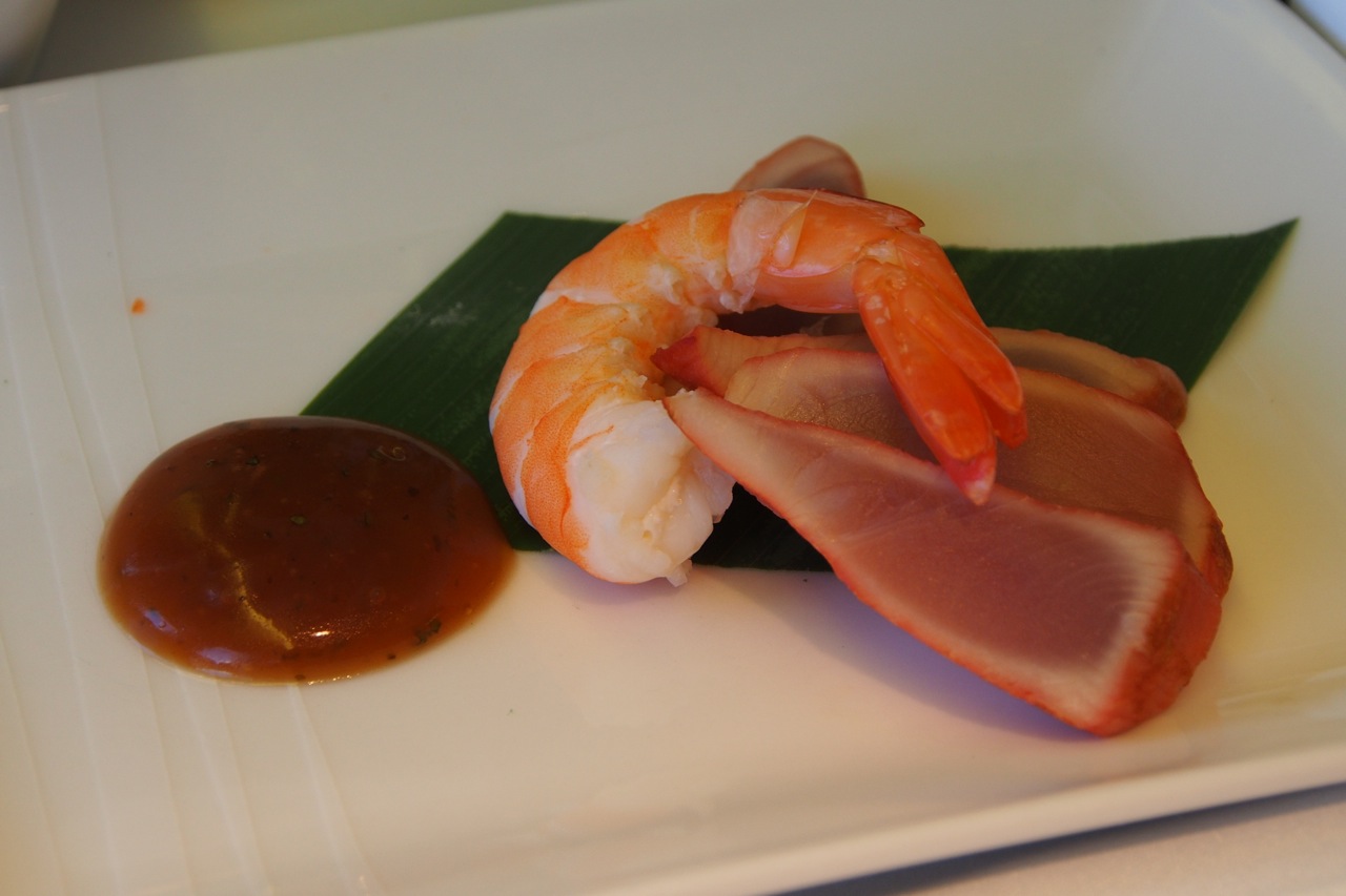 煙吞拿魚拼明蝦伴紫蘇梅子醬 smoked tuna with prawn and aoshiso plum dressing