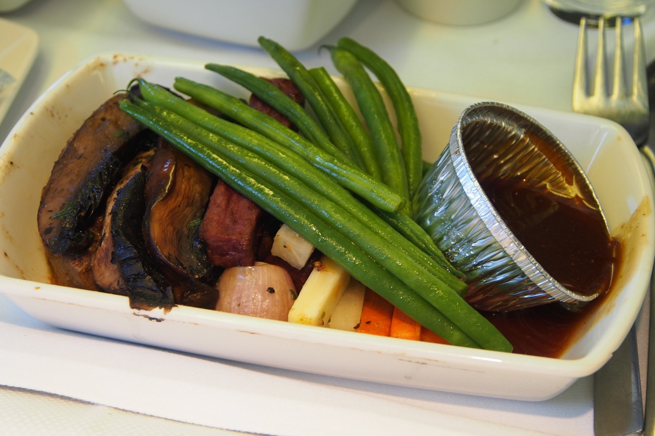 香煎澳洲牛柳伴大野菌紅酒汁配馬鈴薯、蘿蔔及法式邊豆 pan-fried Australian prime beef tenderloin with portobello mushroom in red wine sauce, roasted potatoes, turnips and French beans