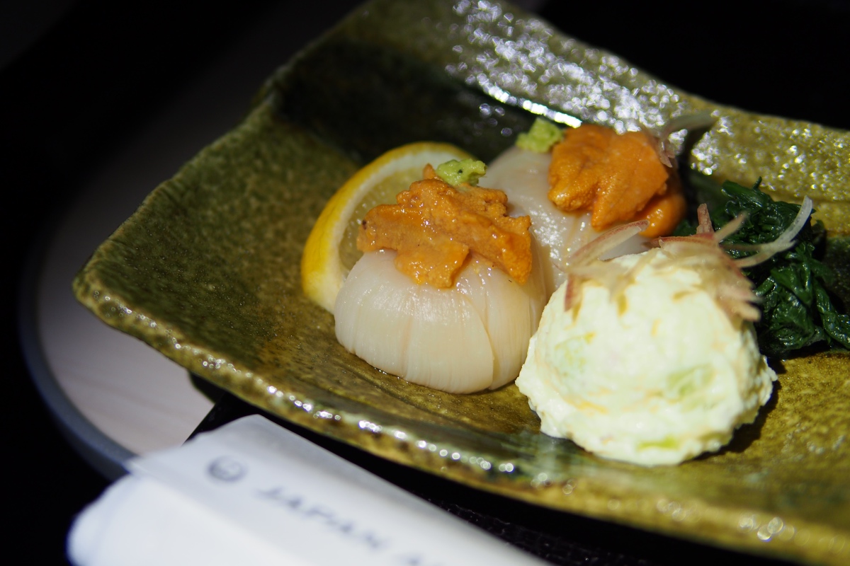 日式套餐：赤海膽、帆立貝刺身配青瓜薯蓉