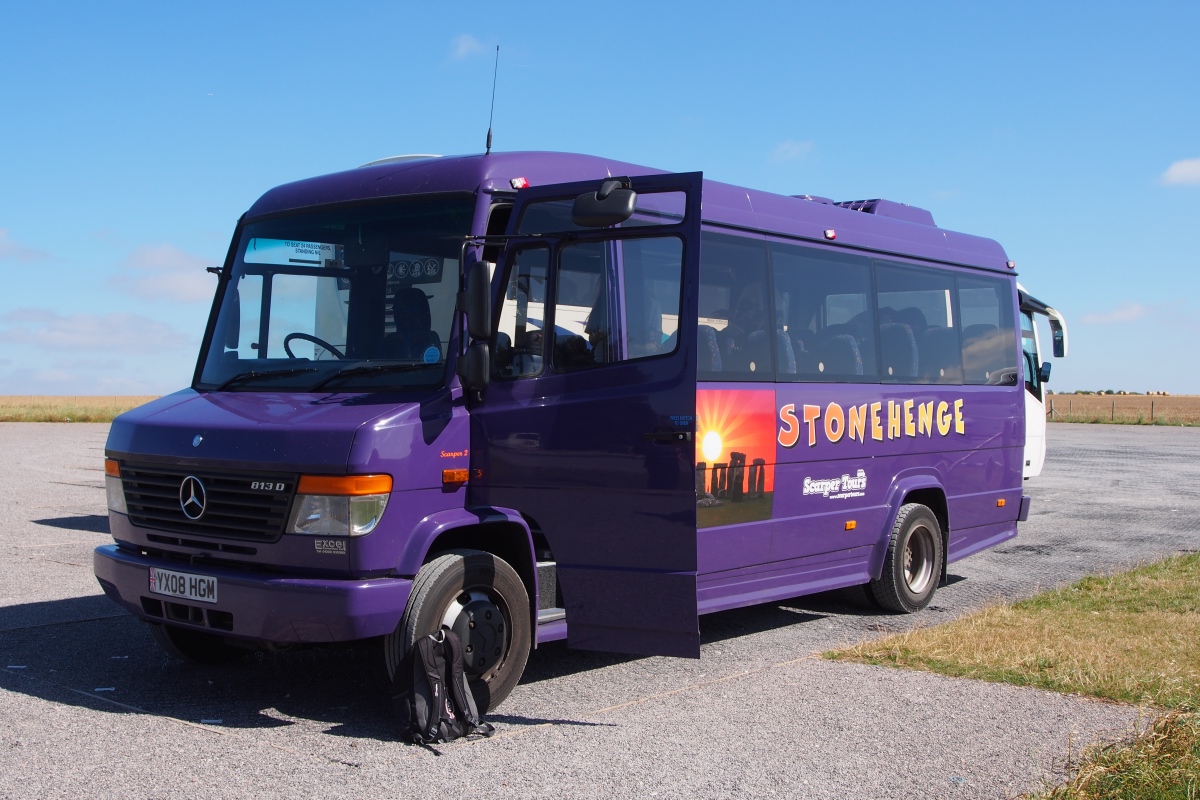 Scarper Tour 的旅遊巴，來往 Bath 及 Stonehenge